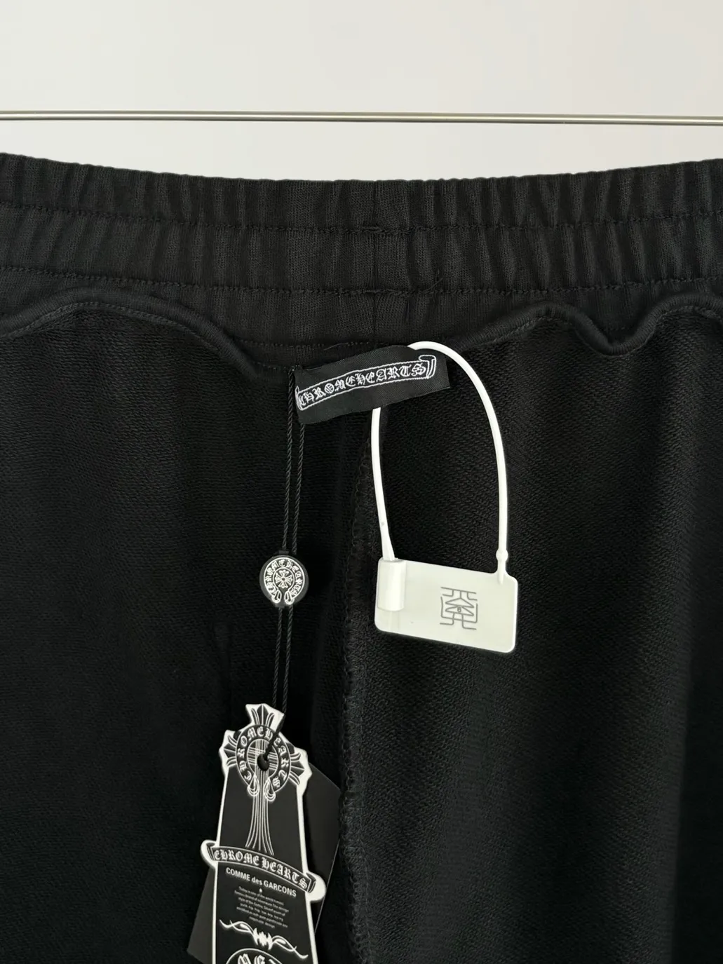 P270 [High Quality] Chrome Hearts Embroidered Horseshoe Rivets🪡+Watermark Letters‼ ️Autumn and winter straight sweatshirt trousers *Customized 420g terry cotton fabric, soft, skin-friendly and comfortable *Embroidery process: horseshoe print + rivet embroidery *A very simple and elegant classic continuation, both in terms of upper body comfort, it is unparalleled, interpreting your luxury and taste, creating your fashionable style and charm. Three complete standards. Same style for men and women. 𝐂𝐎𝐋𝐎𝐔𝐑: Black 𝐒𝐈𝐙𝐄: S-XL